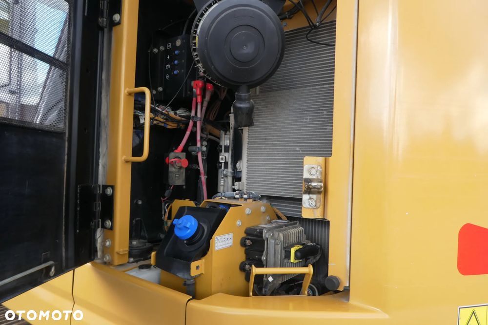 Caterpillar 325FL - 18