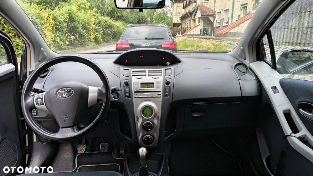 Toyota Yaris 1.3 - 17