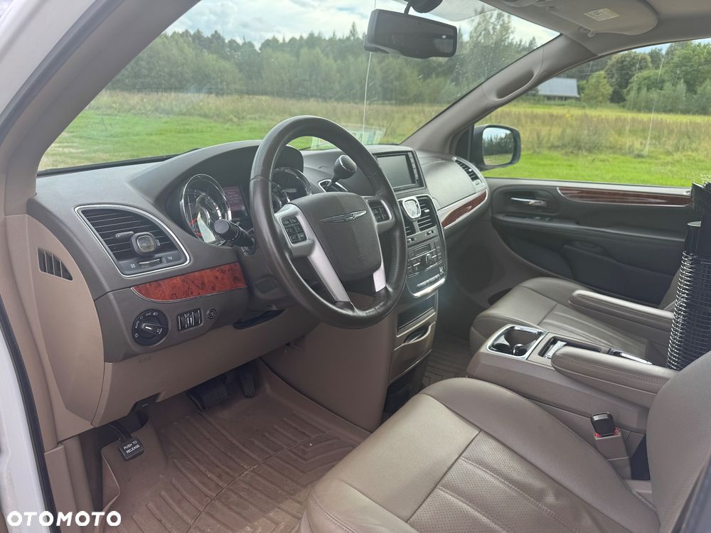 Chrysler Town & Country - 14