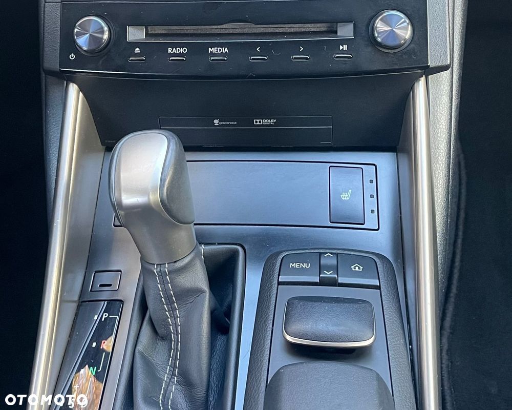 Lexus IS 300h Business - 17