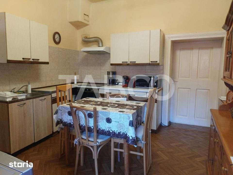Apartament spatios la casa 97 mpu 3 camere 20 mp gradina pivnita — fotografia 1