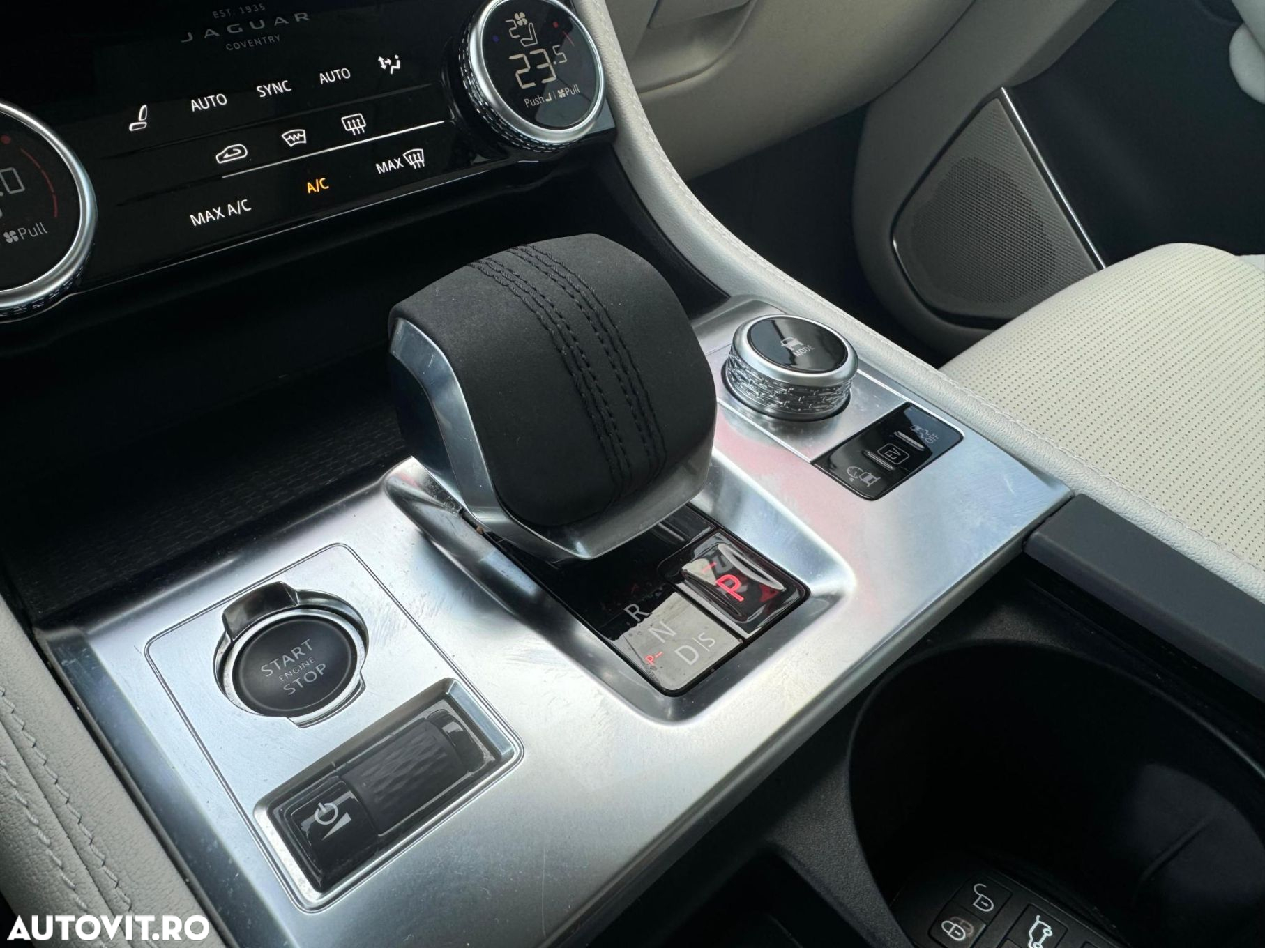 Jaguar F-Pace P400e AWD R-Dynamic SE - 30