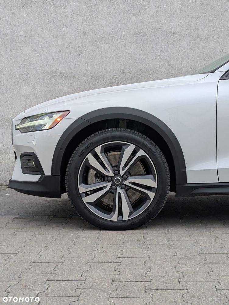 Volvo V60 B5 B AWD Plus Dark - 27