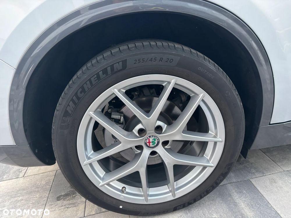 Alfa Romeo Stelvio 2.0 Turbo 16V AT8-Q4 Ti - 6