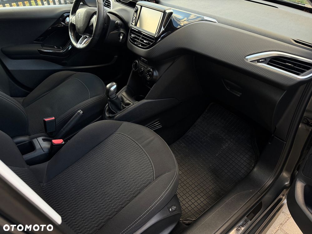 Peugeot 208 - 12