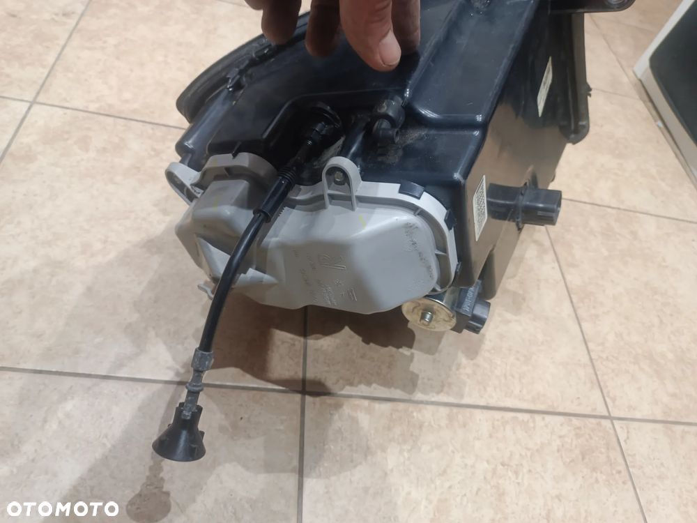 LAMPA Xenon PRAWA przód PRZÓD przednia CADILLAC  STS 25754008 - 2