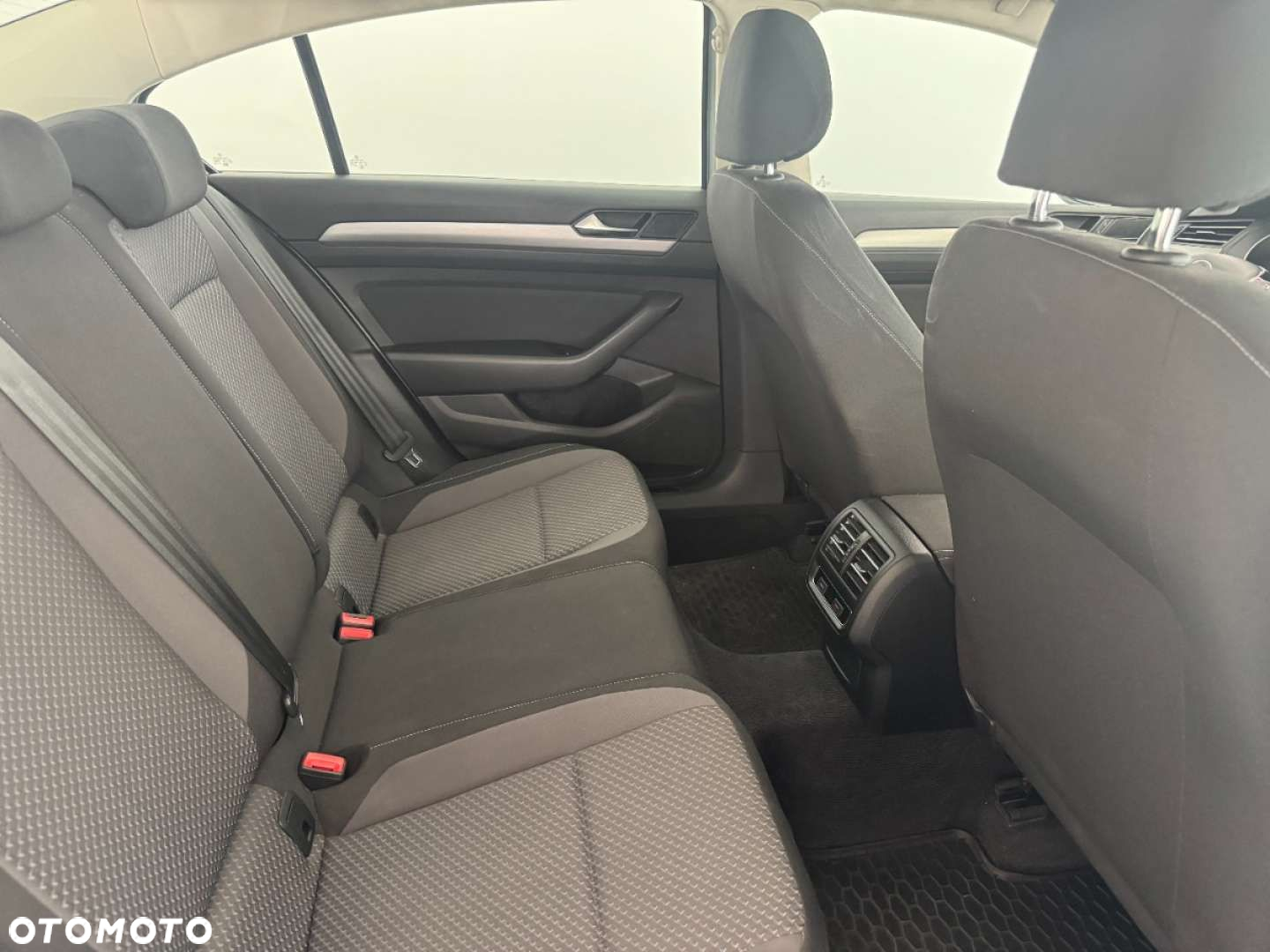 Volkswagen Passat 1.6 TDI BMT Comfortline - 26