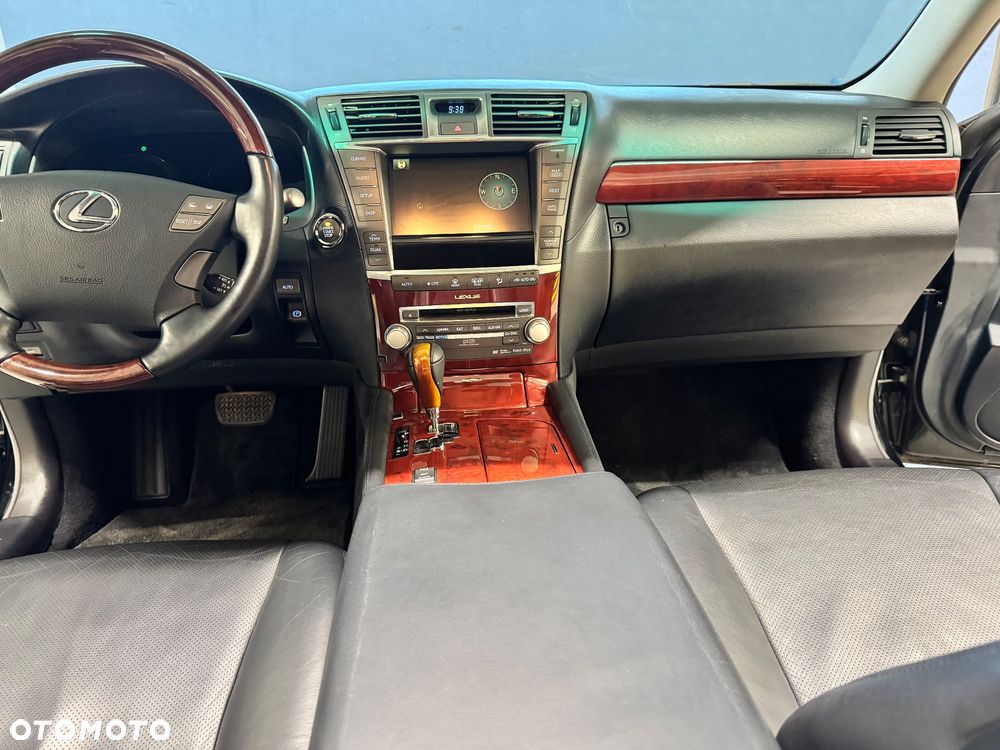 Lexus LS - 22