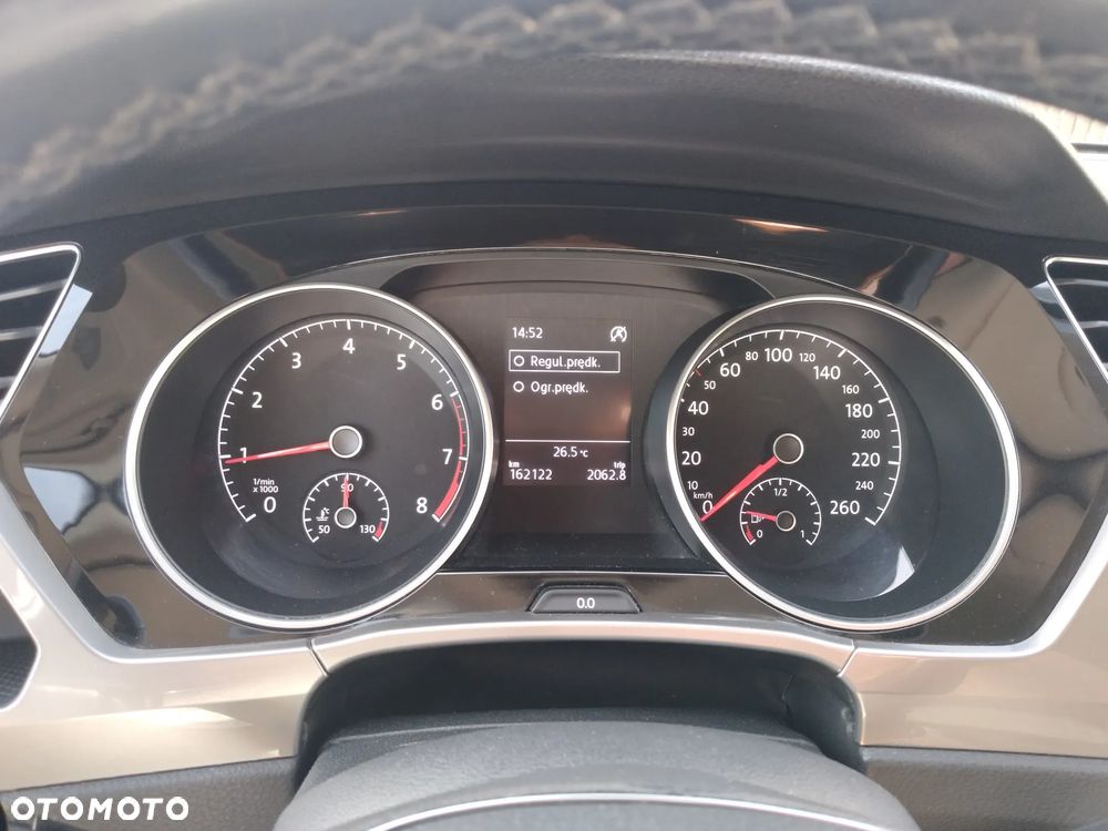 Volkswagen Touran - 12
