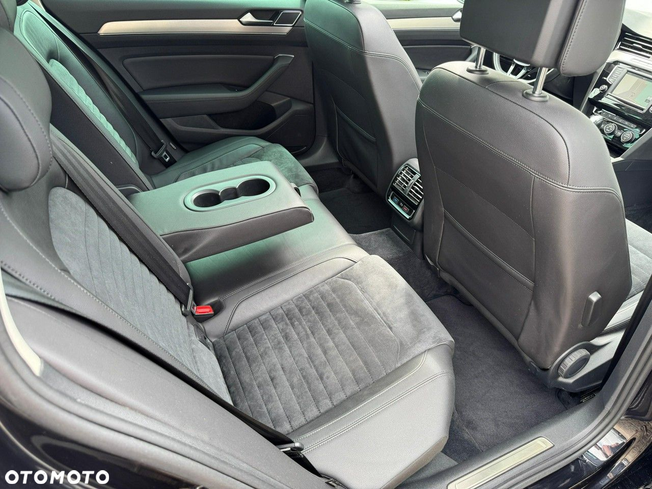 Volkswagen Passat 2.0 TDI 4Mot R-Line Edition DSG - 34