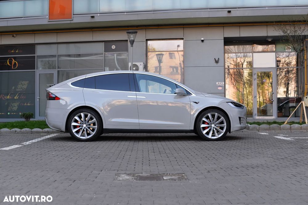 Tesla Model X - 16