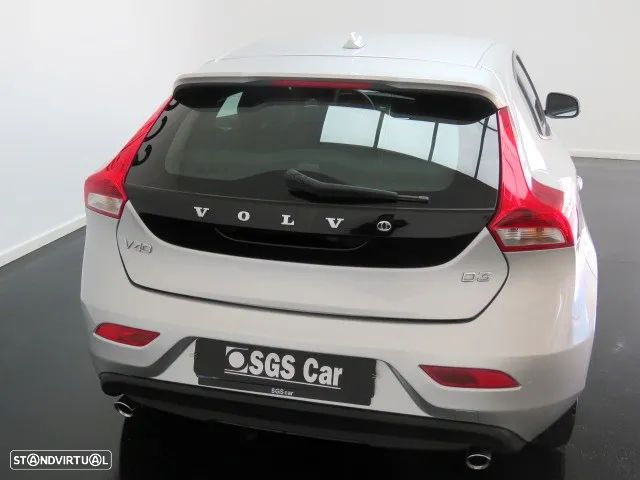 Volvo V40 2.0 D3 Momentum - 4