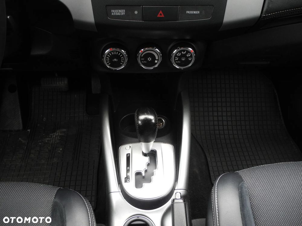 Mitsubishi Outlander - 10