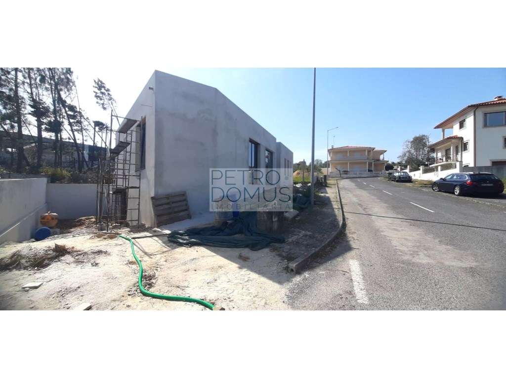 MORADIA T3 DE CAVE E R/C - EM CONSTRUÇÂO A 2 MIN. DE LEIRIA - Grande imagem: 4/14