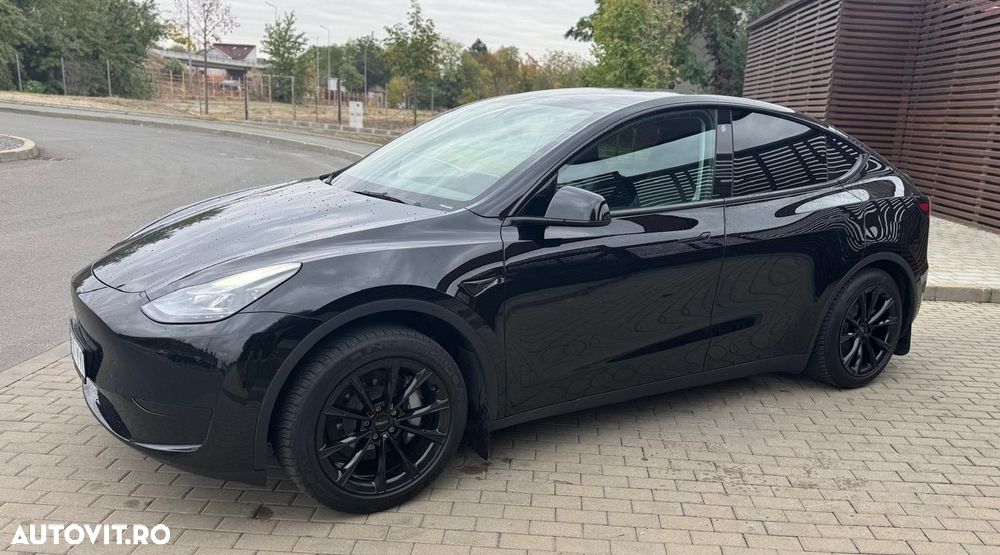 Tesla Model Y - 8