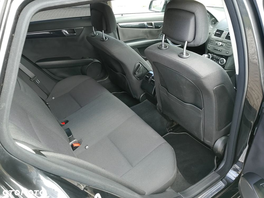 Mercedes-Benz Klasa C 180 CGI BlueEff Classic - 17
