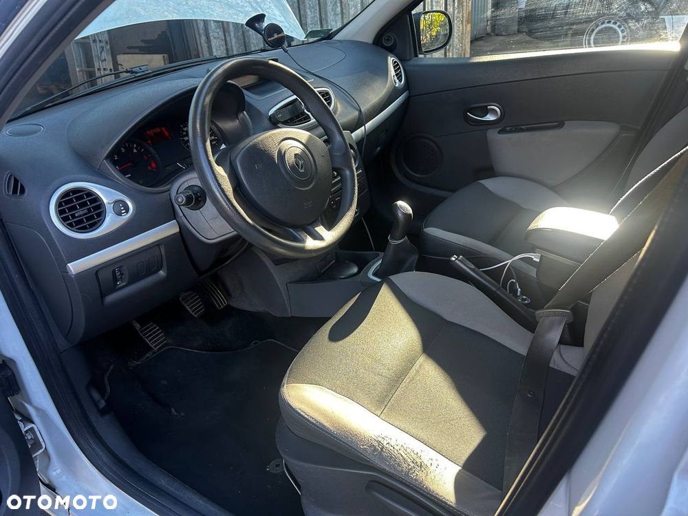 Renault Clio - 25