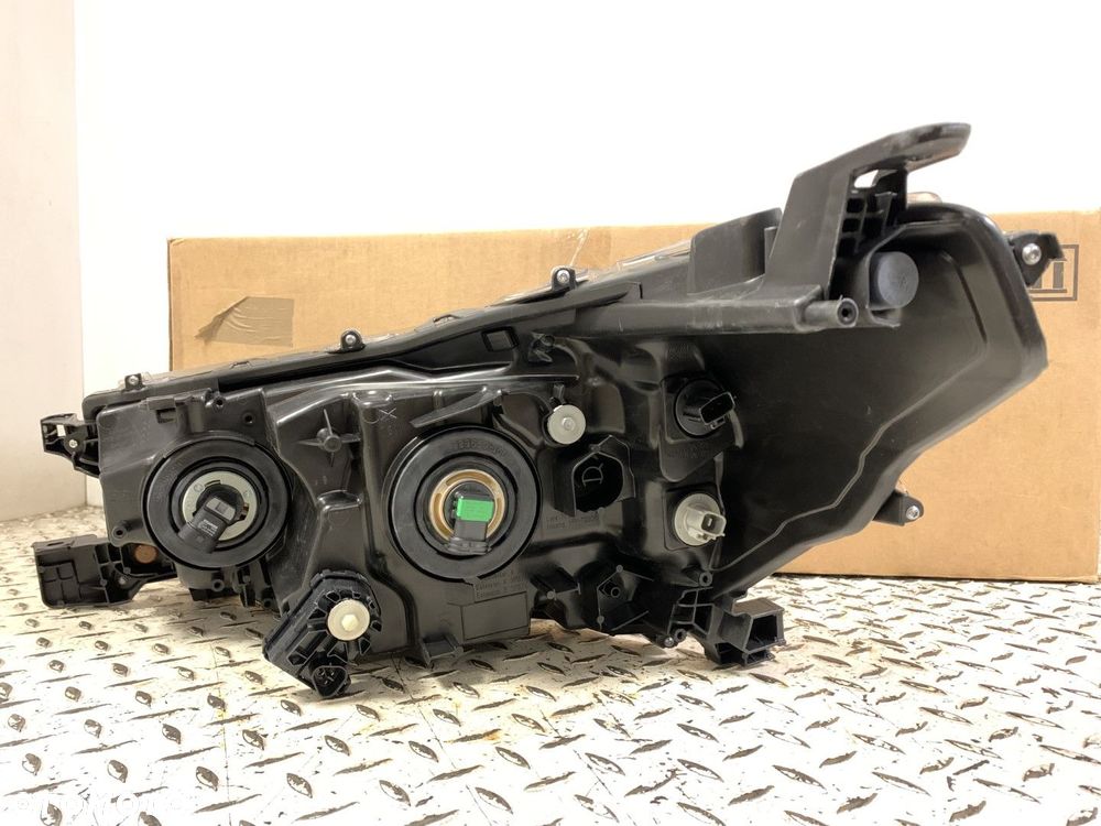 NOWA ORYGINALNA LAMPA PRAWA TOYOTA HILUX VIII LIFT 21- 81110-0KK60 - 7