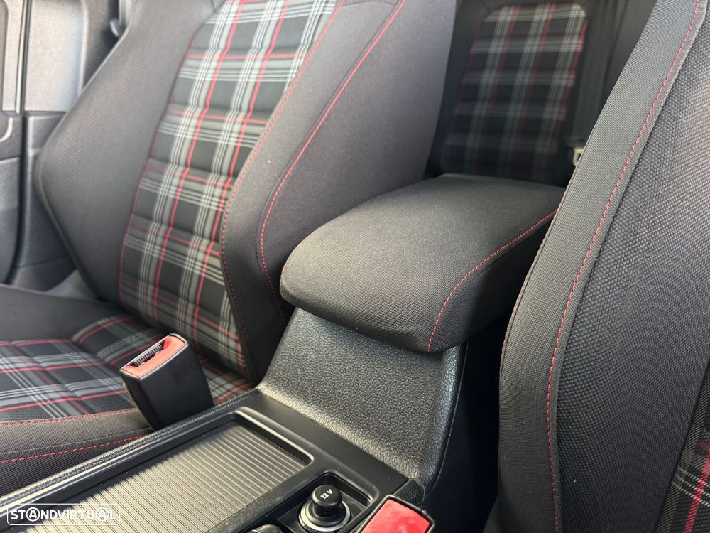 VW Golf 2.0 TSI GTI DSG Performance - 40
