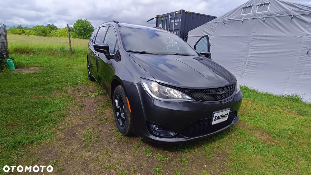 Chrysler Pacifica - 36