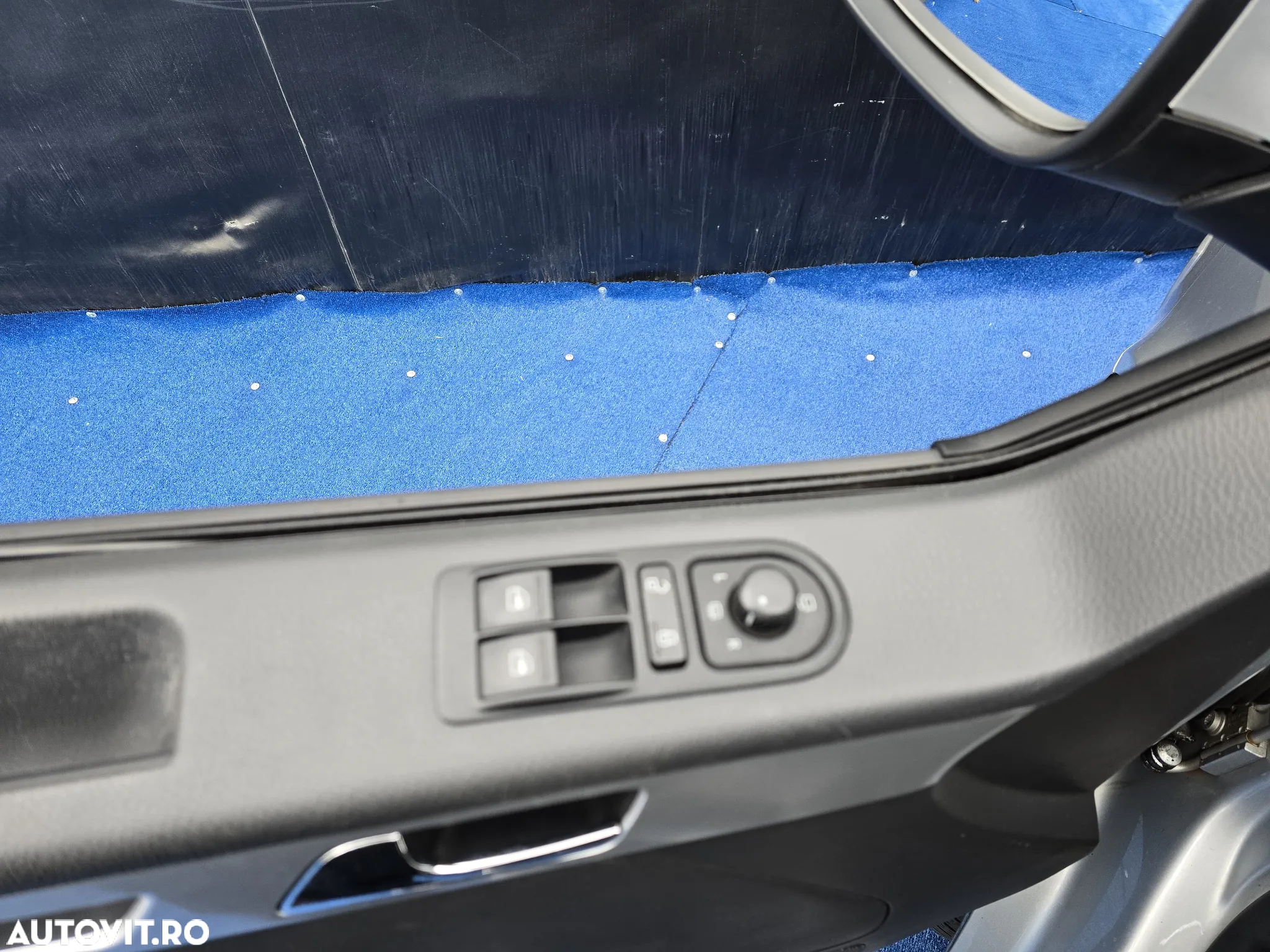 Volkswagen Caravelle - 14