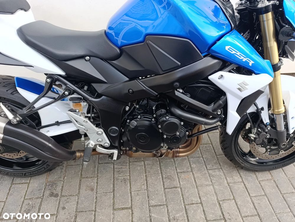 Suzuki GSR - 26