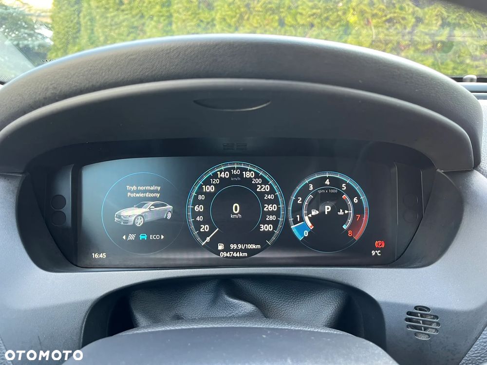 Jaguar XE 2.0 T Portfolio - 24