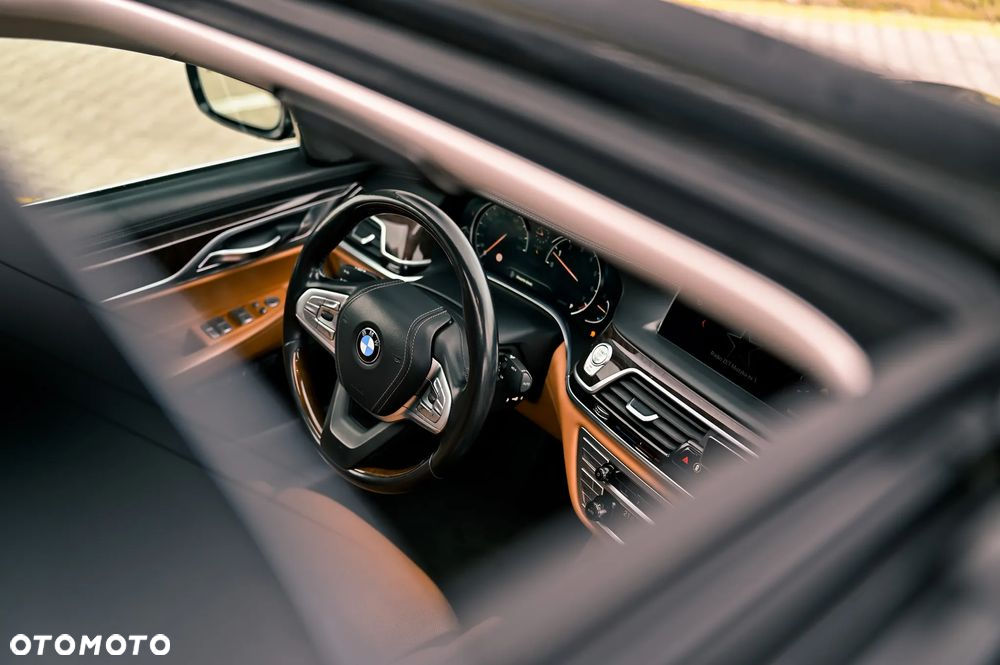 BMW Seria 7 750i xDrive - 25