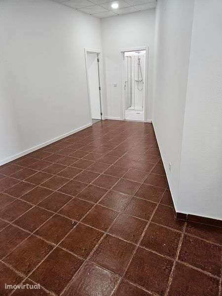 Arrenda-se apartamento T2 renovado, com boa luminosidade - Grande imagem: 5/10