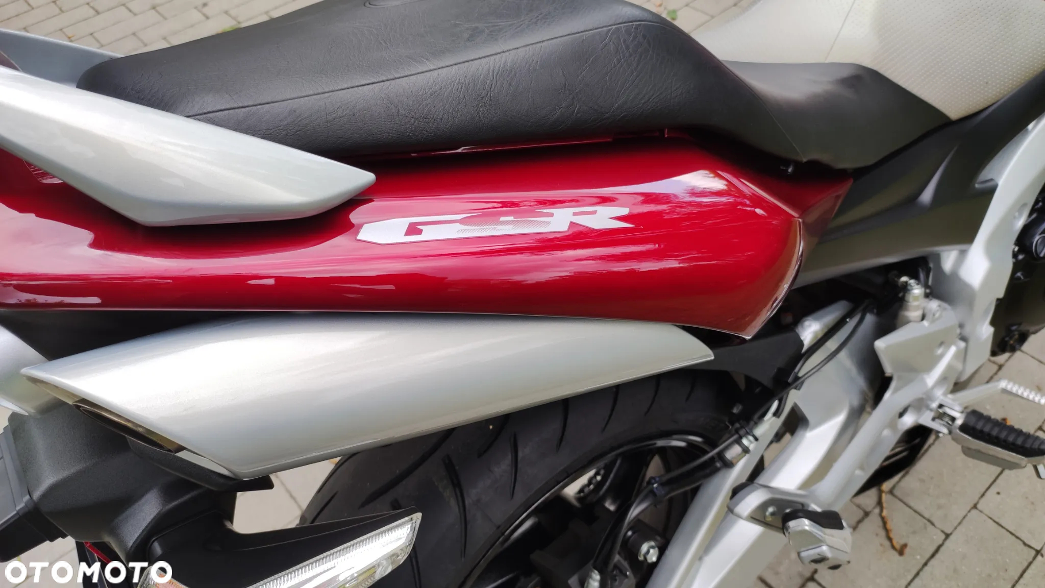 Suzuki GSR - 11
