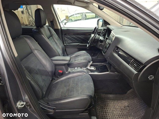 Mitsubishi Outlander Instyle NAVI + - 9