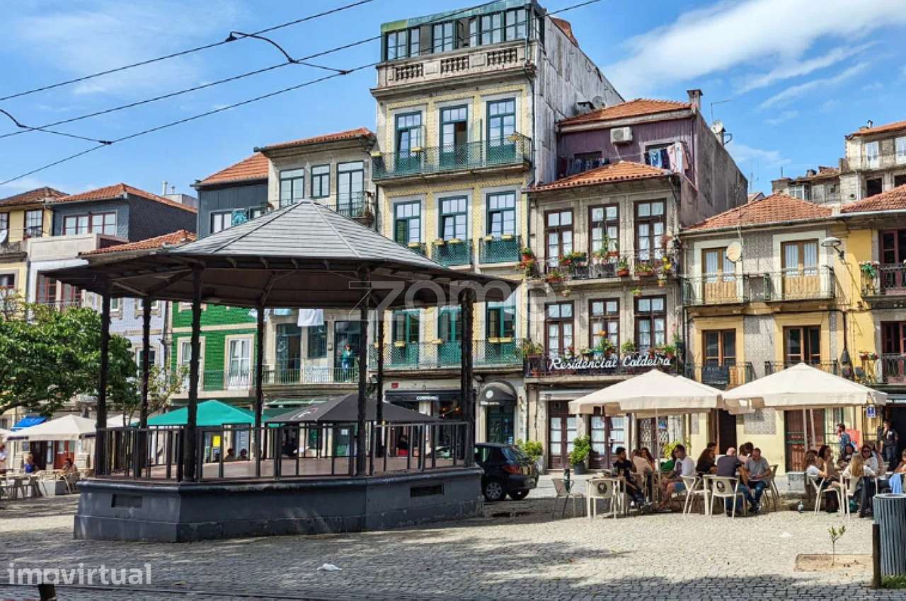 Hostel e prédio reabilitado no centro histórico do Porto - Grande imagem: 2/36