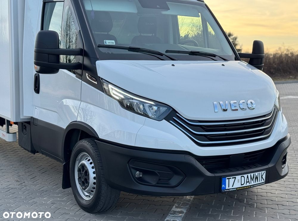 Iveco Daily 2022r‼️35S18‼️ 3.0 HI-MATIC Kontener 9 Palet Niski przebieg ‼️TEMPOMAT Aktywny Full LED Salon Polska Poduszki Pneumatyczne 4.50x2.20x2.20 z tyłu drzwi NAVI 3.5T Bogata Wersja Lekka zabudowa - 29