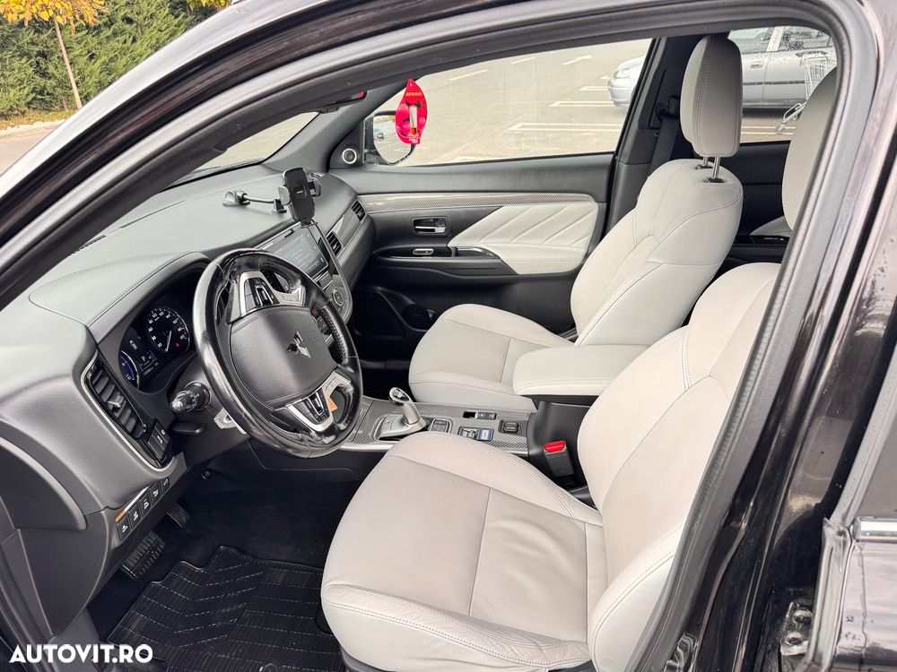Mitsubishi Outlander 2.4 4WD Plug-In Hybrid - 7