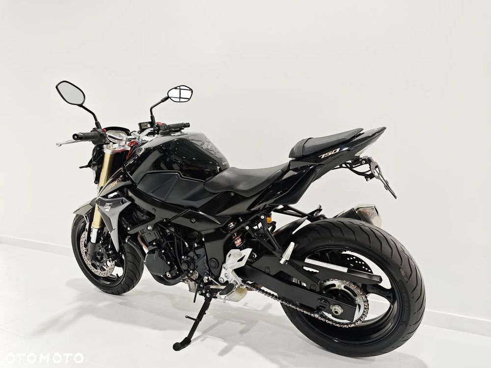 Suzuki GSR - 4