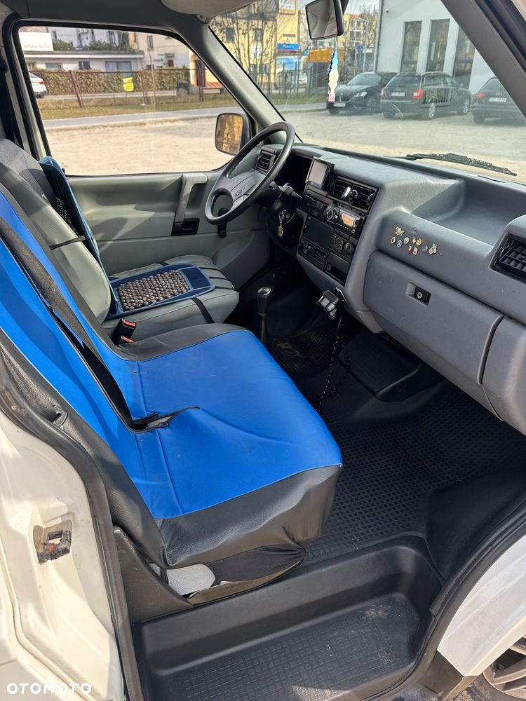 Volkswagen Caravelle - 8