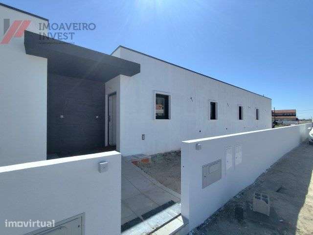 Geminada T3 nova com garagem, jardim e mar - Grande imagem: 5/21