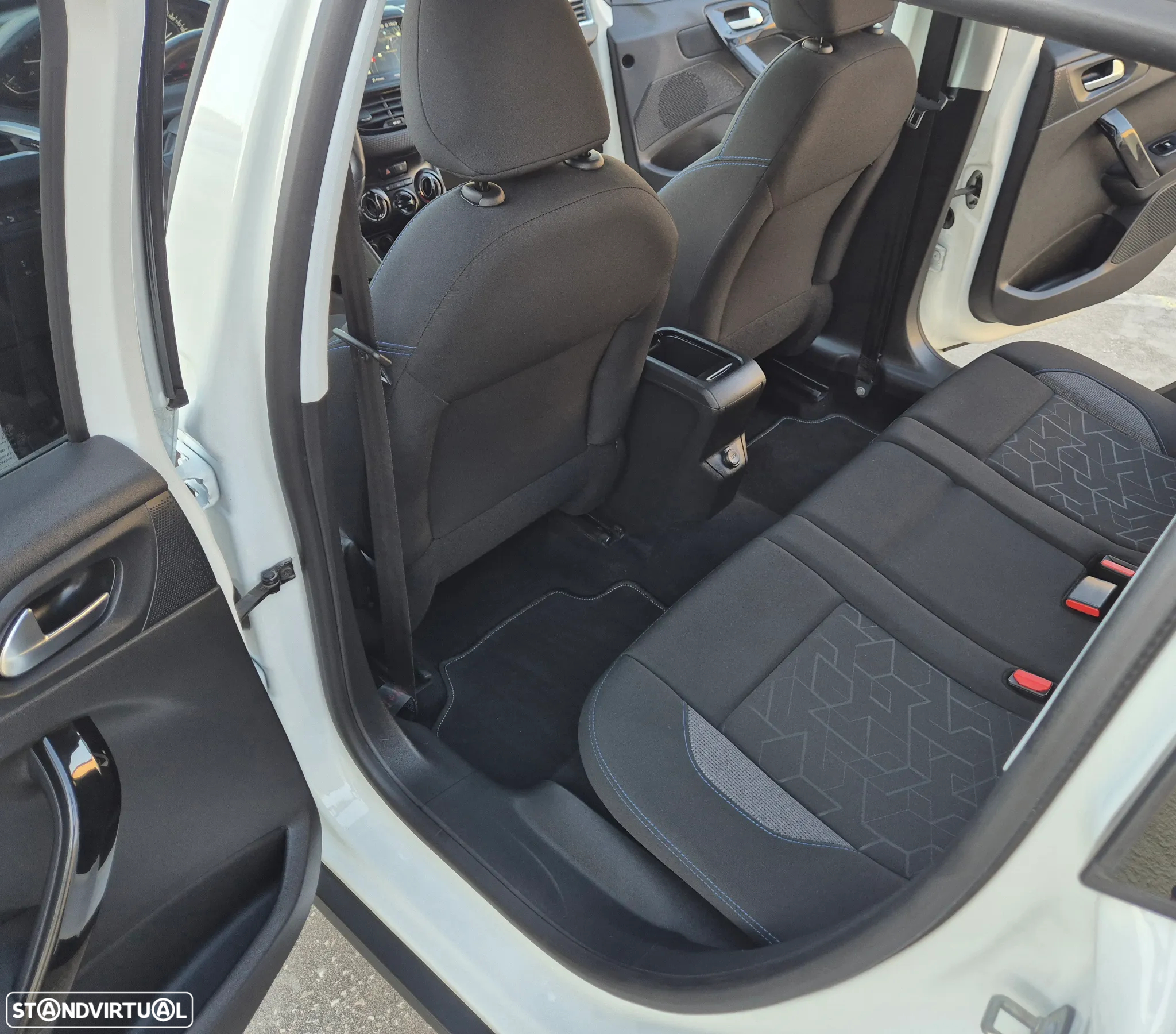 Peugeot 2008 1.2 PureTech Style - 48
