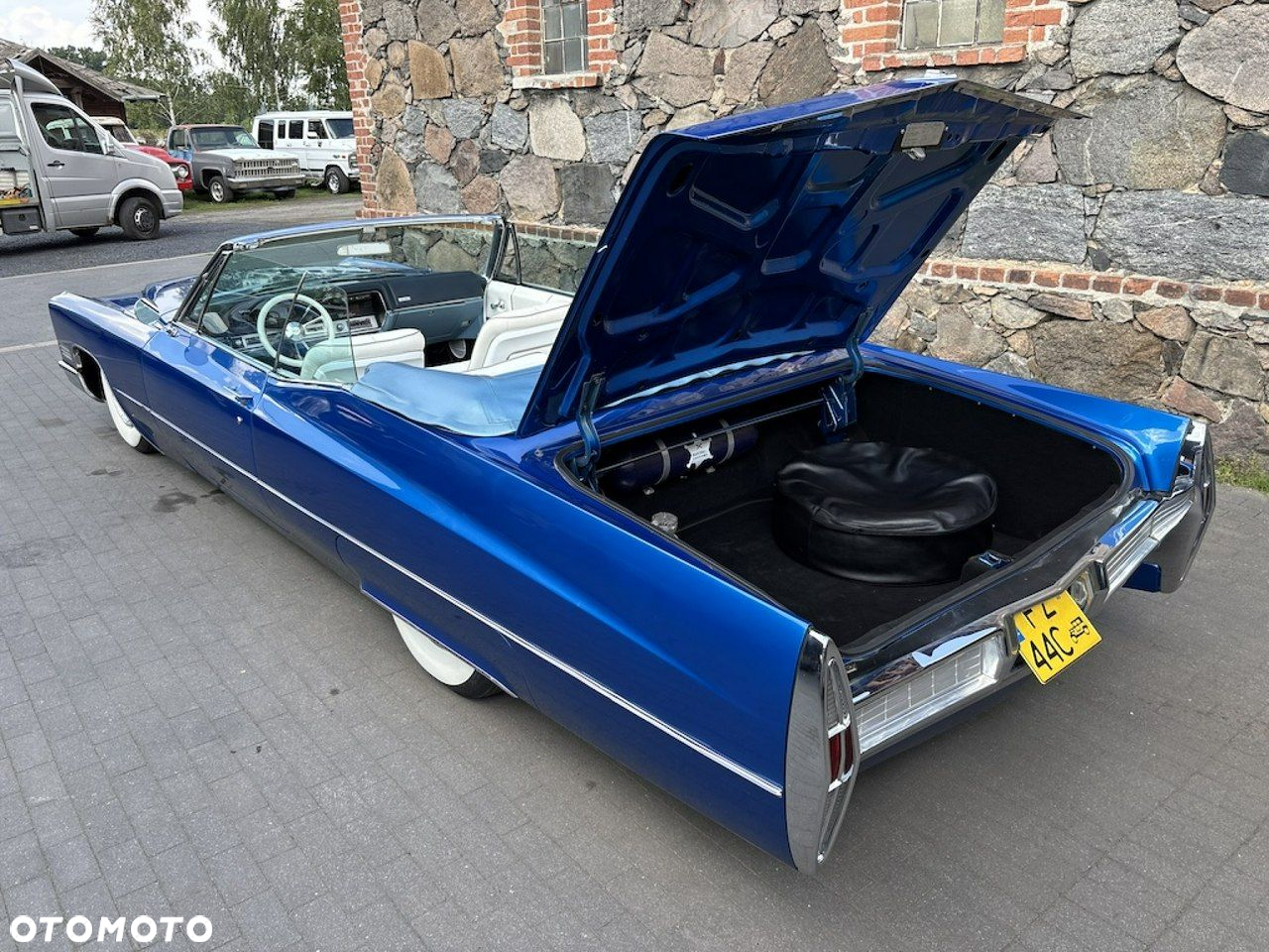 Cadillac Deville - 16