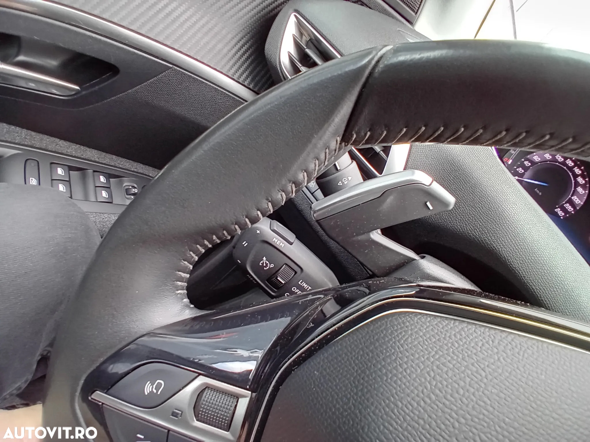 Peugeot 3008 1.2 PureTech 130 EAT8 Active Pack - 33