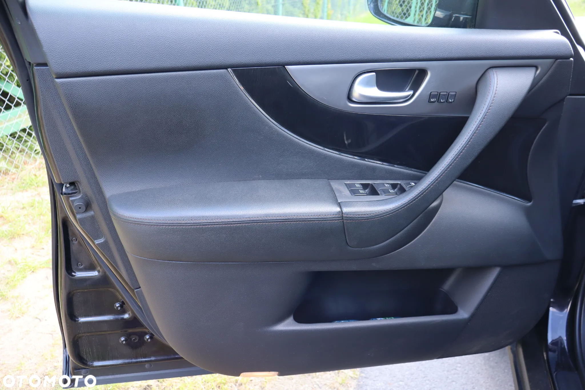 FOTEL FOTELE KANAPA TAPICERKI DRZWI ZAGŁÓWEK TV AUDIOMEDIA SKÓRA INFINITY FX II LIFT QX70S 2012 - 19