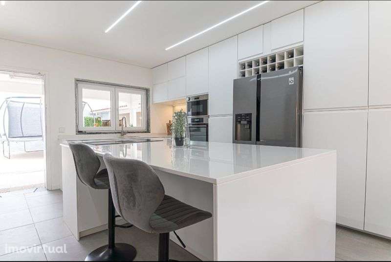 Minimalista e luminosa, é uma moradia familiar terreno de 515m2

Lo - Grande imagem: 5/12