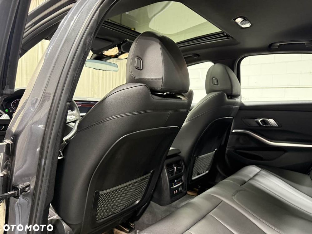 BMW Seria 3 330i xDrive M Sport - 10