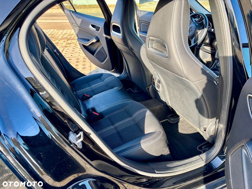 Mercedes-Benz GLA 200 7G-DCT - 11