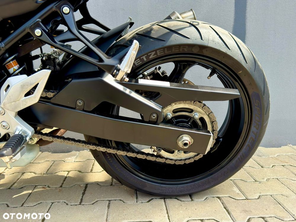 Suzuki GSR - 12