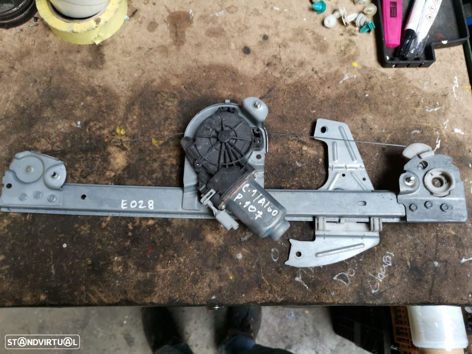 C1 / 107 / AYGO ELEVADOR FRENTE ESQUERDO - E028 - 1