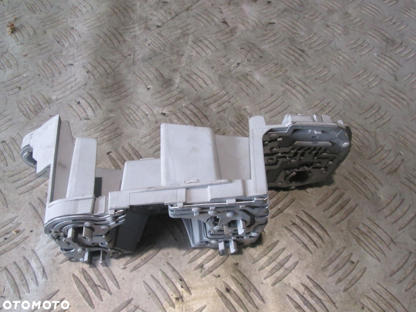 WKŁAD LAMPY LEWY TYŁ OPRAWKA TOYOTA COROLLA VERSO II 04- - 2