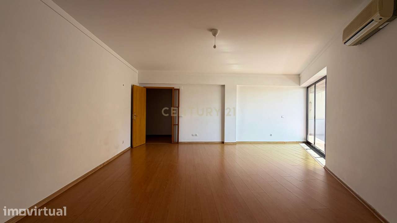 Apartamento T3 com Varanda, Arrecadação e Três Lugares de Parqueamento - Grande imagem: 3/31