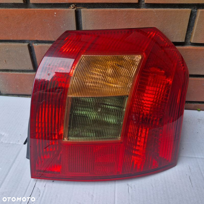 TOYOTA COROLLA E12 02-04 H/B LAMPA PRAWA TYŁ - 4