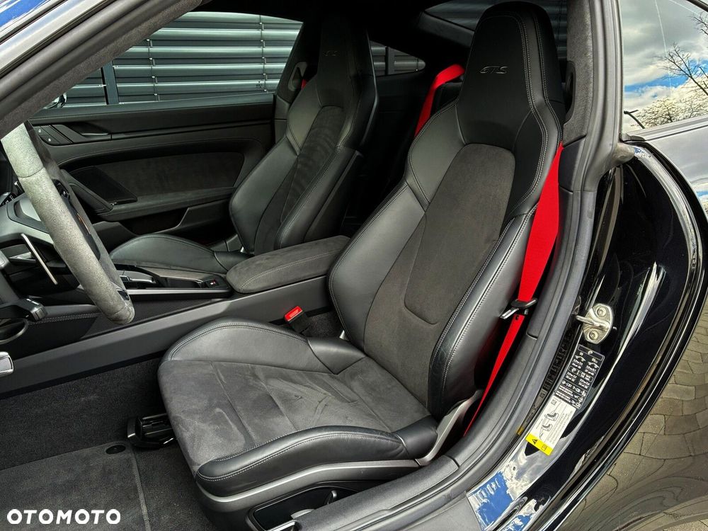 Porsche 911 Carrera 4 GTS - 17